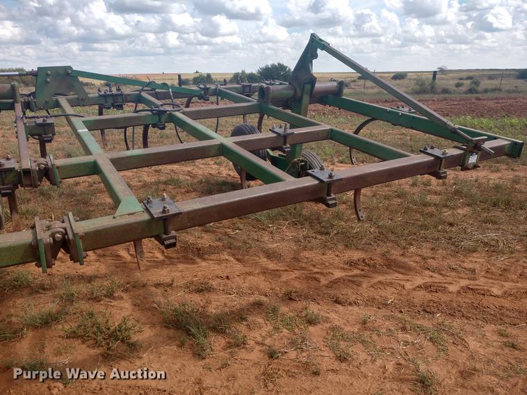 image for item DE6448 John Deere 680 chisel