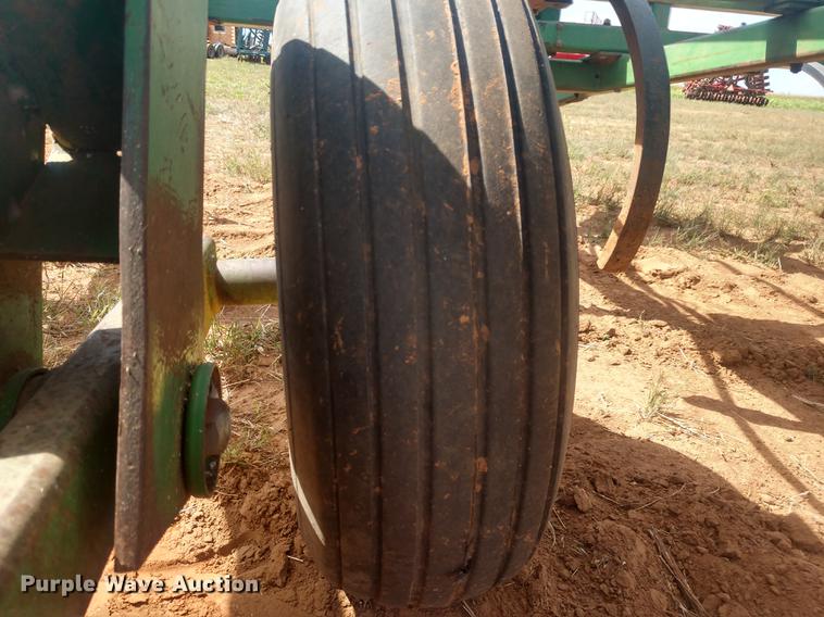 image for item DE6448 John Deere 680 chisel