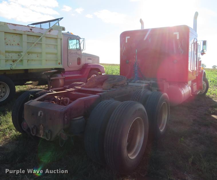 image for item DE6456 1985 Peterbilt 379 semi truck