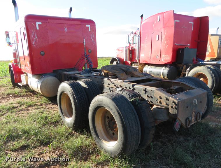 image for item DE6456 1985 Peterbilt 379 semi truck