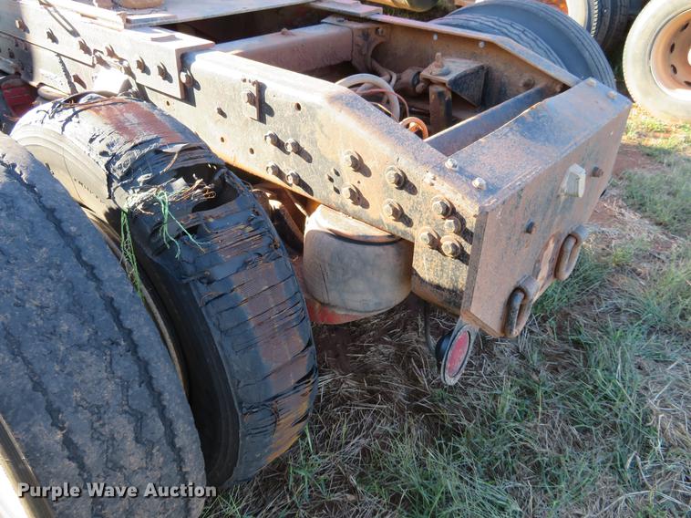 image for item DE6456 1985 Peterbilt 379 semi truck