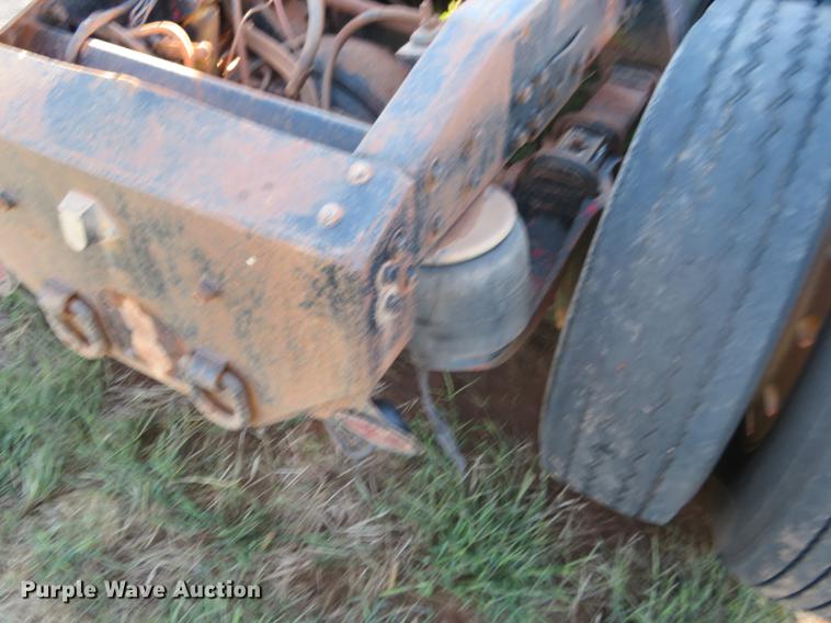 image for item DE6456 1985 Peterbilt 379 semi truck