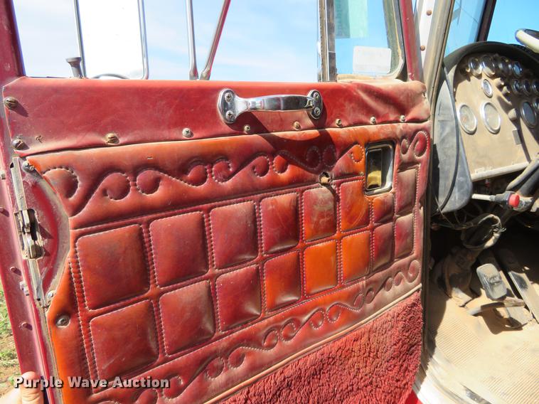 image for item DE6456 1985 Peterbilt 379 semi truck