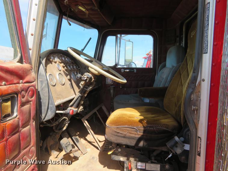 image for item DE6456 1985 Peterbilt 379 semi truck