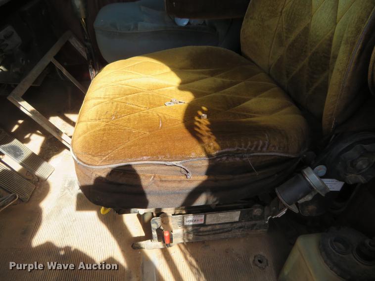 image for item DE6456 1985 Peterbilt 379 semi truck