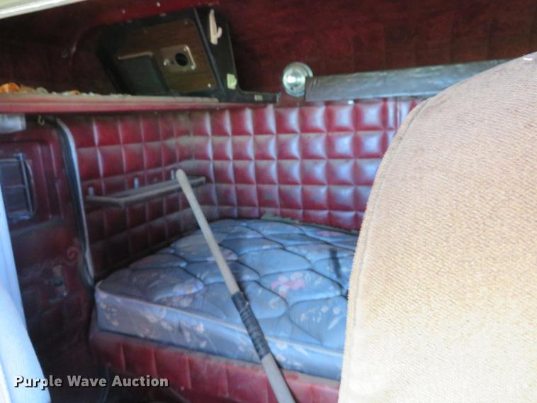 image for item DE6456 1985 Peterbilt 379 semi truck