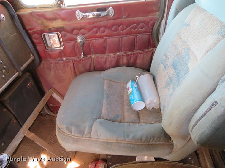 image for item DE6456 1985 Peterbilt 379 semi truck