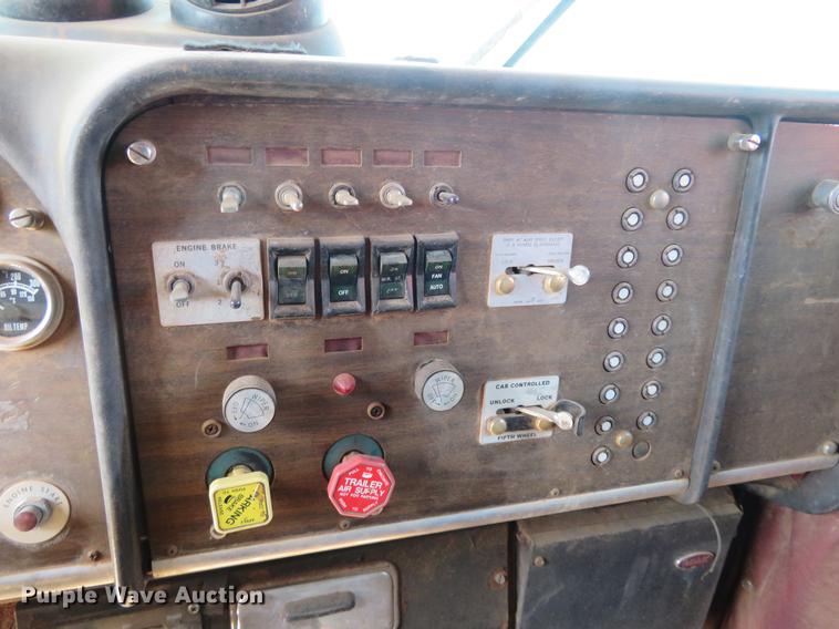 image for item DE6456 1985 Peterbilt 379 semi truck