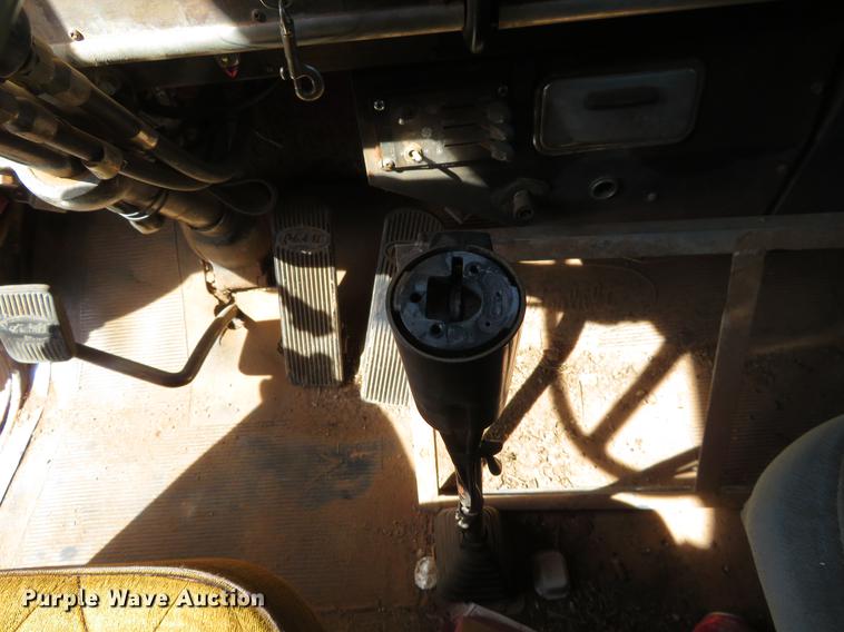 image for item DE6456 1985 Peterbilt 379 semi truck