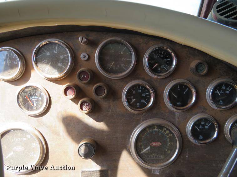 image for item DE6456 1985 Peterbilt 379 semi truck