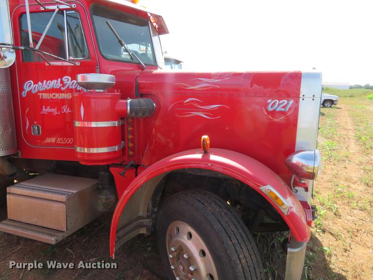 image for item DE6456 1985 Peterbilt 379 semi truck