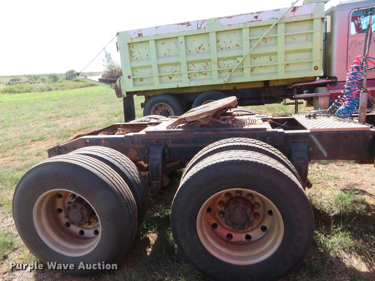 image for item DE6456 1985 Peterbilt 379 semi truck