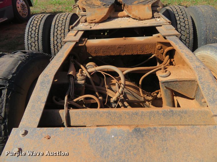 image for item DE6456 1985 Peterbilt 379 semi truck