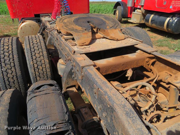 image for item DE6456 1985 Peterbilt 379 semi truck