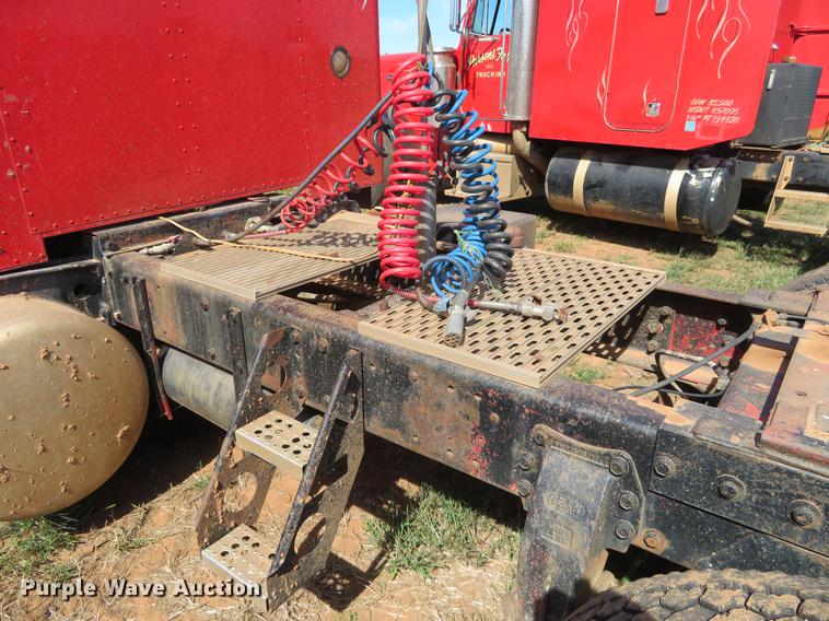 image for item DE6456 1985 Peterbilt 379 semi truck