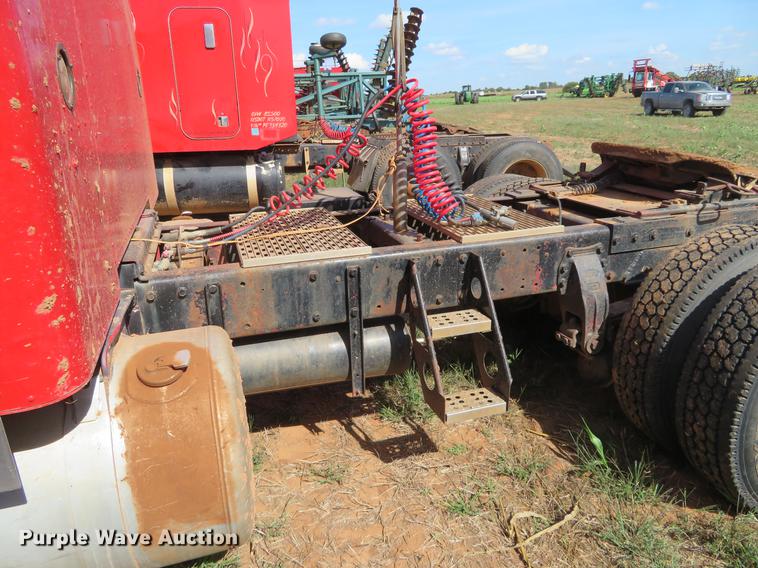 image for item DE6456 1985 Peterbilt 379 semi truck