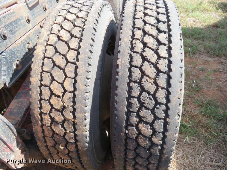 image for item DE6456 1985 Peterbilt 379 semi truck