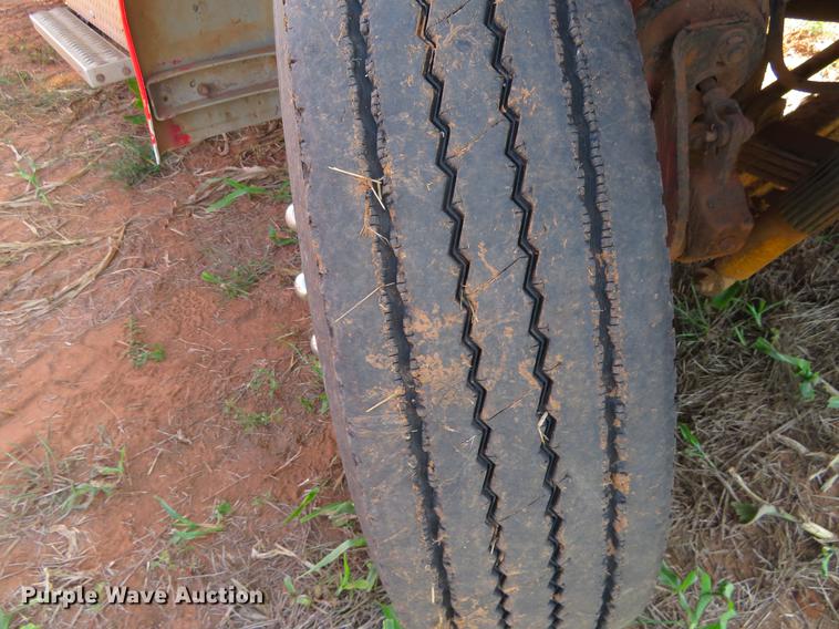 image for item DE6456 1985 Peterbilt 379 semi truck