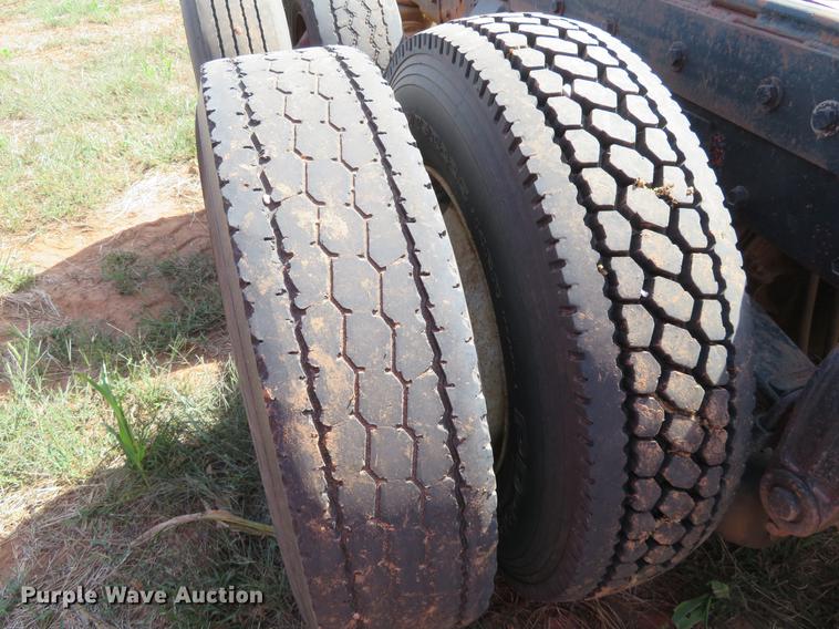 image for item DE6456 1985 Peterbilt 379 semi truck