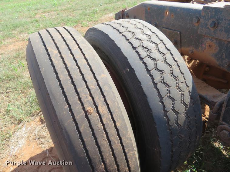 image for item DE6456 1985 Peterbilt 379 semi truck