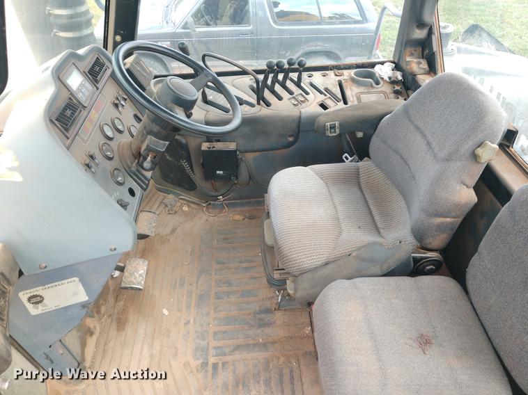 image for item DE6474 1998 Caterpillar Challenger 75E tractor