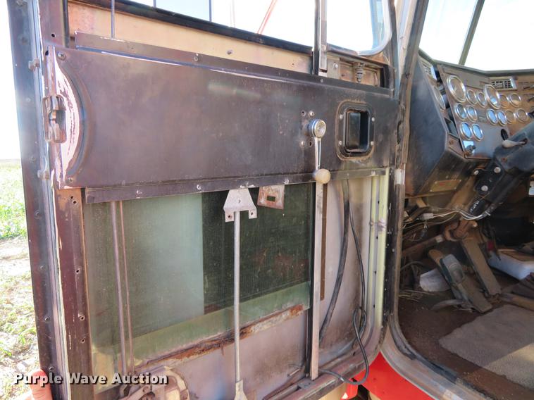 image for item DE6495 1993 Peterbilt 379 truck cab and chassis