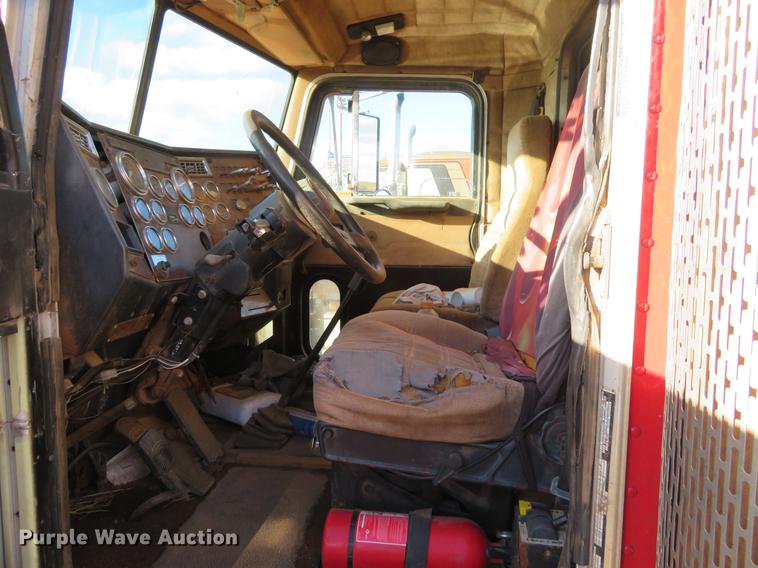 image for item DE6495 1993 Peterbilt 379 truck cab and chassis