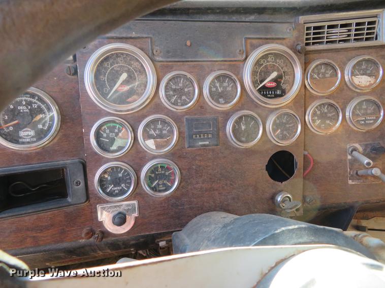 image for item DE6495 1993 Peterbilt 379 truck cab and chassis