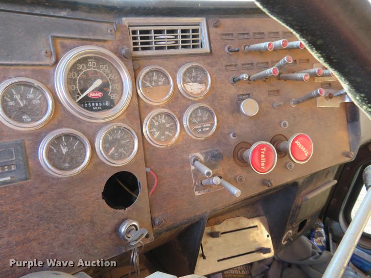 image for item DE6495 1993 Peterbilt 379 truck cab and chassis