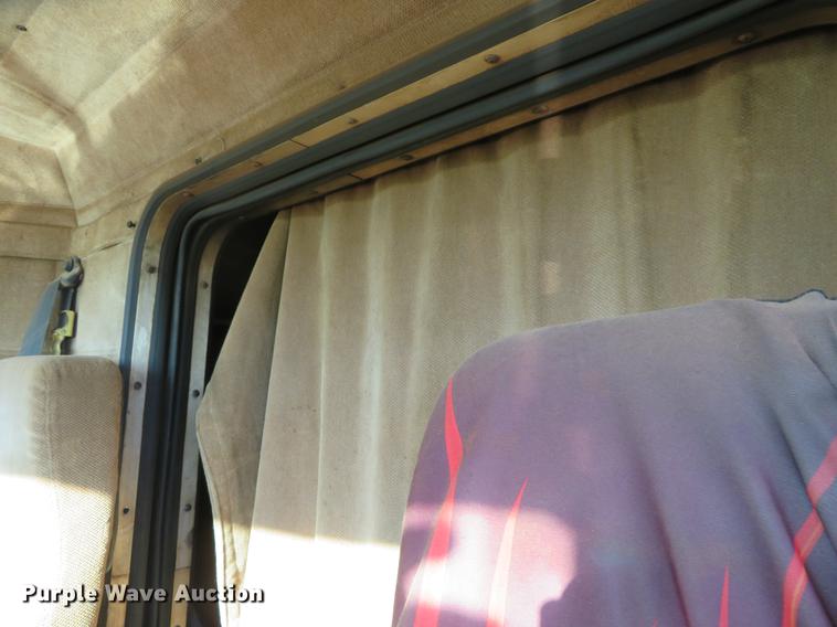 image for item DE6495 1993 Peterbilt 379 truck cab and chassis