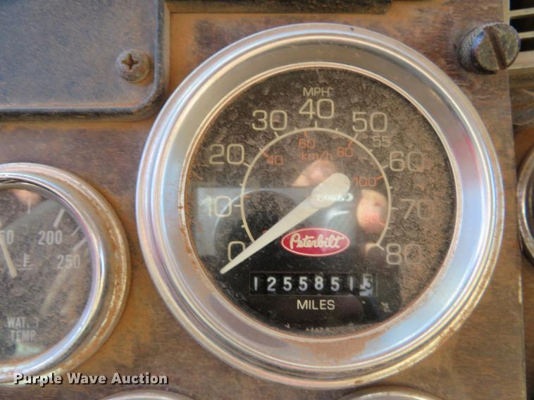 image for item DE6495 1993 Peterbilt 379 truck cab and chassis