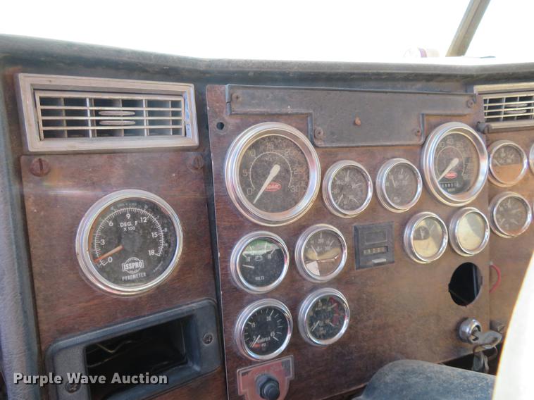 image for item DE6495 1993 Peterbilt 379 truck cab and chassis