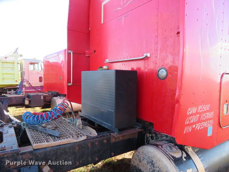 image for item DE6495 1993 Peterbilt 379 truck cab and chassis