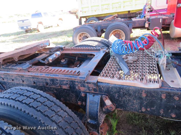 image for item DE6495 1993 Peterbilt 379 truck cab and chassis