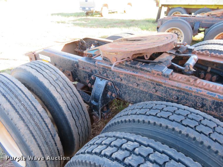 image for item DE6495 1993 Peterbilt 379 truck cab and chassis