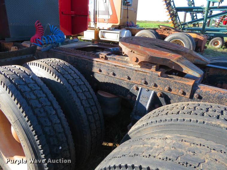 image for item DE6495 1993 Peterbilt 379 truck cab and chassis