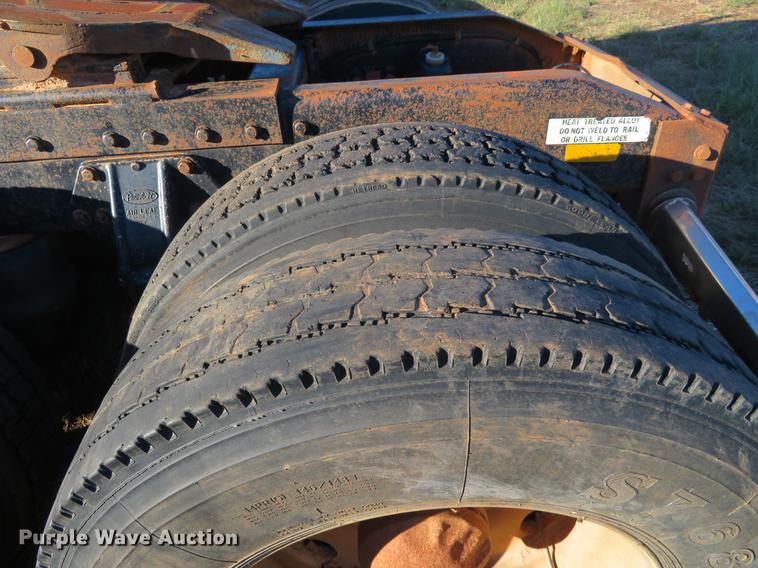 image for item DE6495 1993 Peterbilt 379 truck cab and chassis