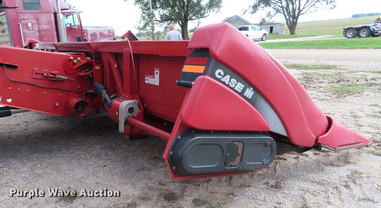 image for item DF1266 2005 Case IH 2208 corn head