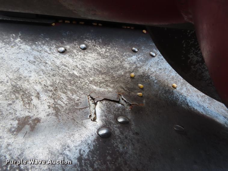 image for item DF1266 2005 Case IH 2208 corn head