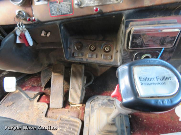 image for item EJ9718 1996 Peterbilt 379 semi truck