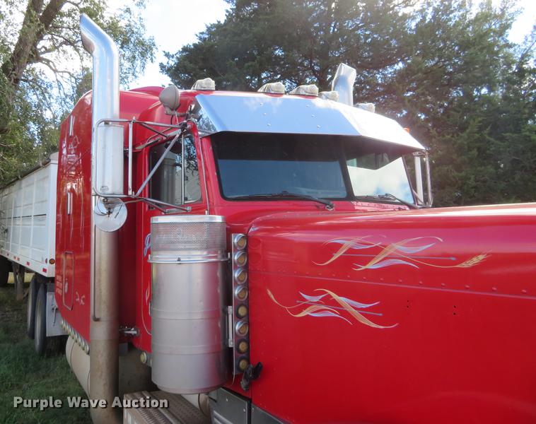 image for item EJ9718 1996 Peterbilt 379 semi truck