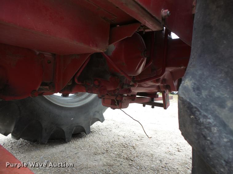 image for item FT9961 1984 International Hydro 84 tractor