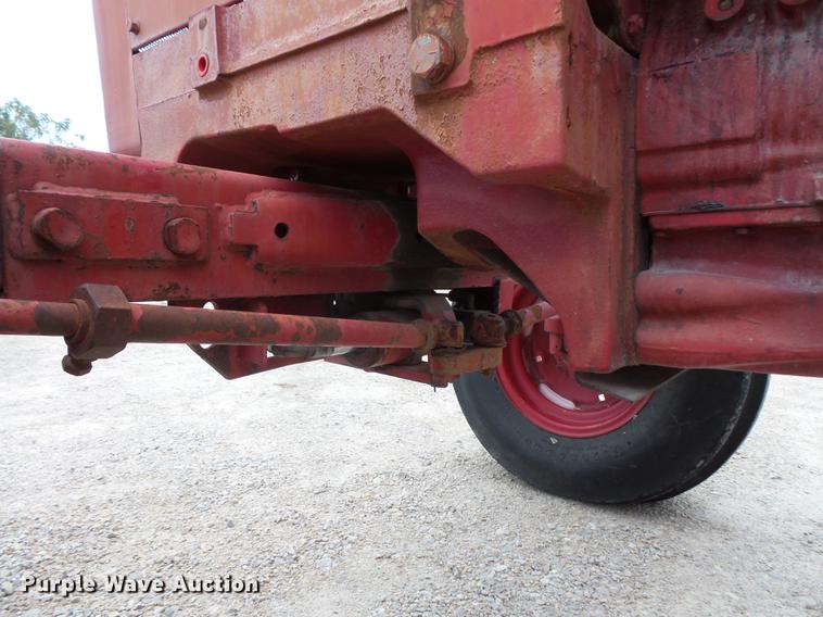 image for item FT9961 1984 International Hydro 84 tractor