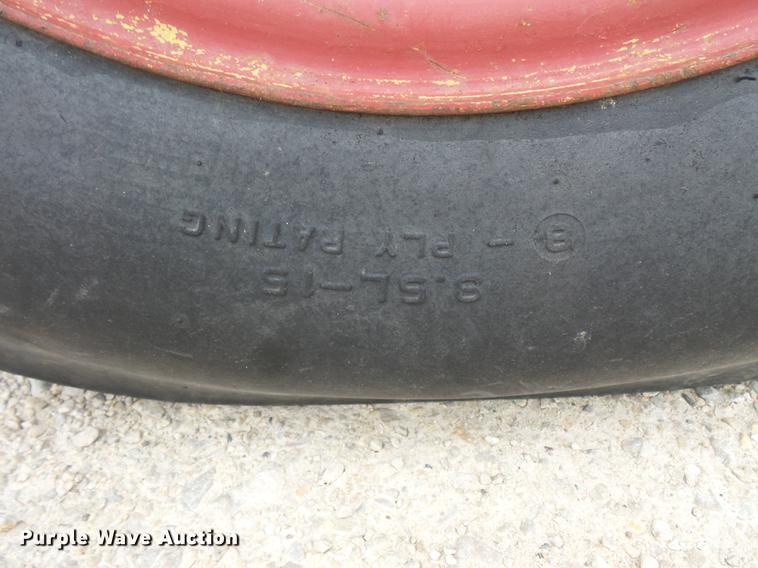 image for item FT9961 1984 International Hydro 84 tractor