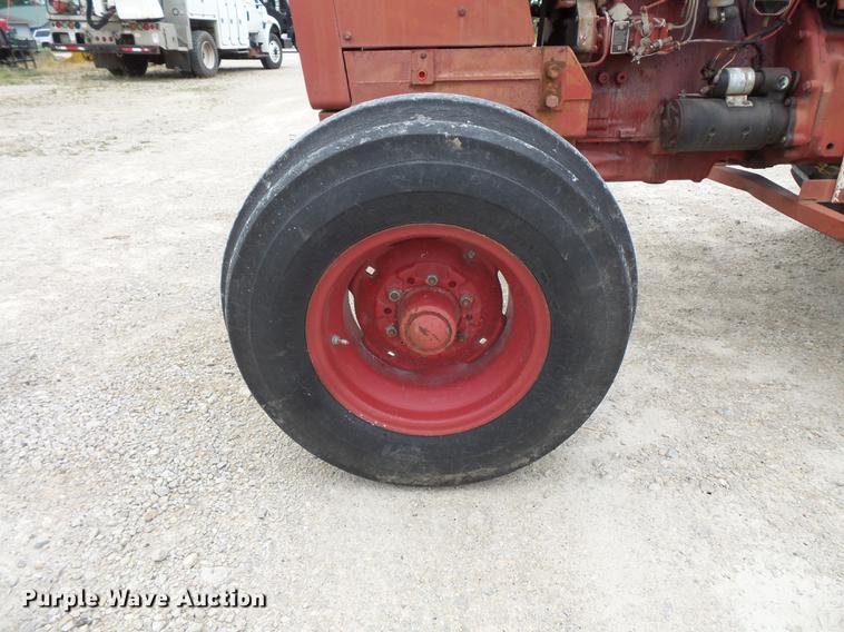 image for item FT9961 1984 International Hydro 84 tractor