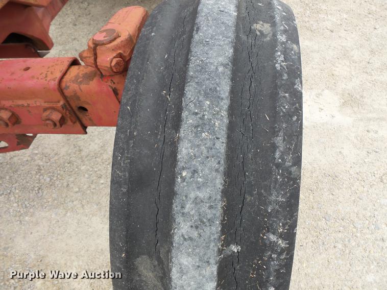 image for item FT9961 1984 International Hydro 84 tractor