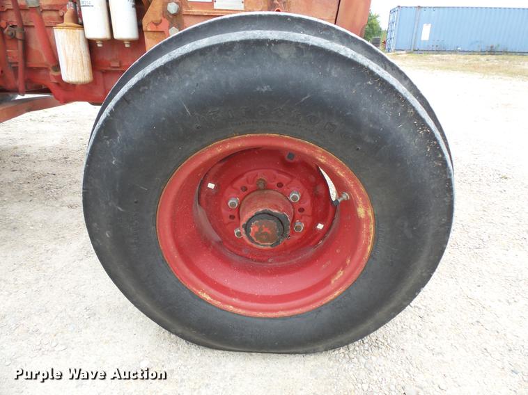 image for item FT9961 1984 International Hydro 84 tractor