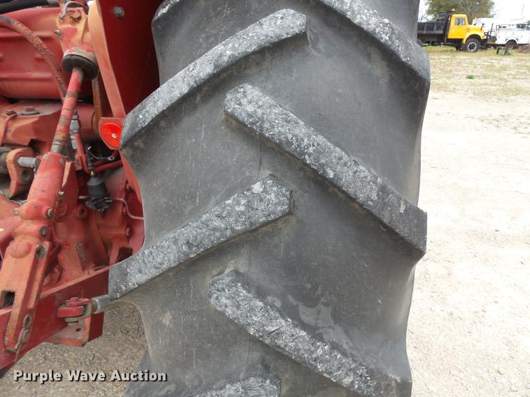 image for item FT9961 1984 International Hydro 84 tractor