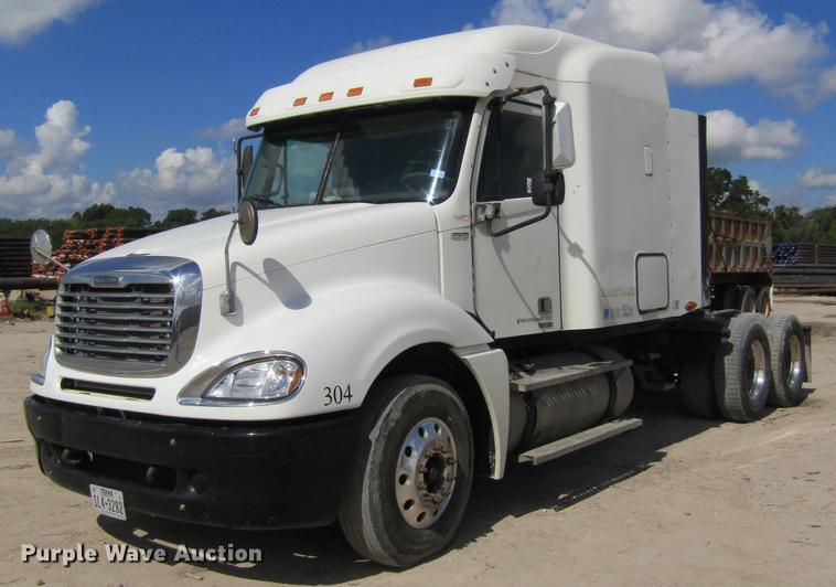 image for item DC7901 2007 Freightliner Columbia 120 semi truck