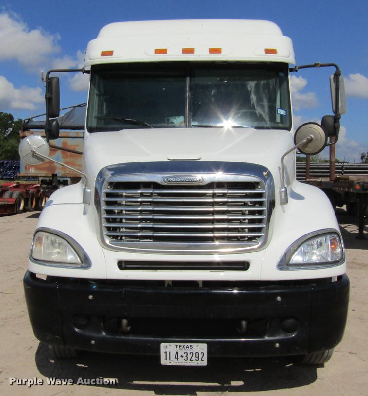 image for item DC7901 2007 Freightliner Columbia 120 semi truck